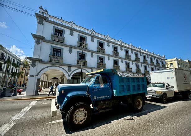 Caos vial en centro de Veracruz; transportistas y maestros de la UV se manifiestan frente a Palacio Municipal