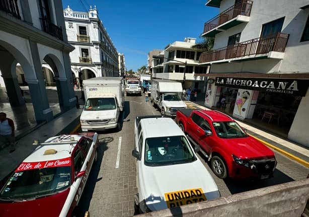 Caos vial en centro de Veracruz; transportistas y maestros de la UV se manifiestan frente a Palacio Municipal