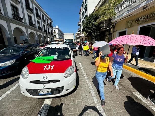 Caos vial en centro de Veracruz; transportistas y maestros de la UV se manifiestan frente a Palacio Municipal