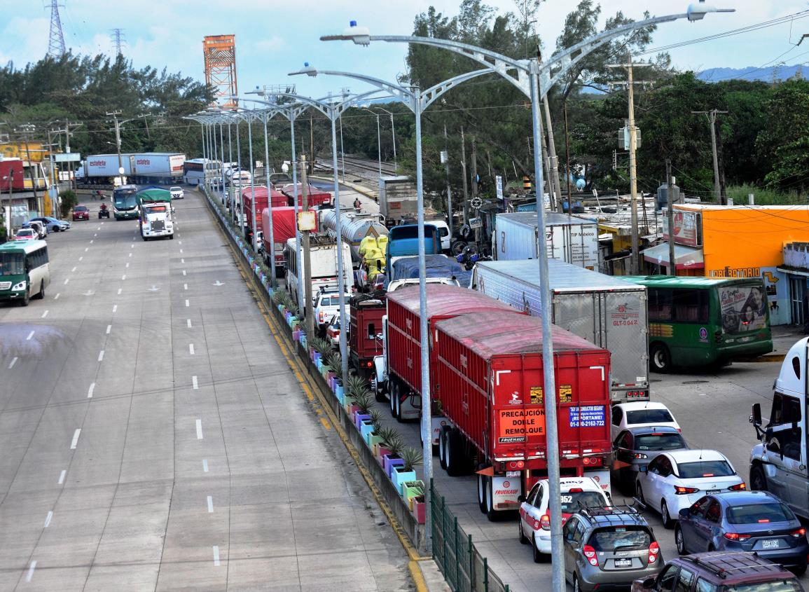 De nuevo largas filas para cruzar el Puente Coatzacoalcos l ¿cuál fue el motivo?