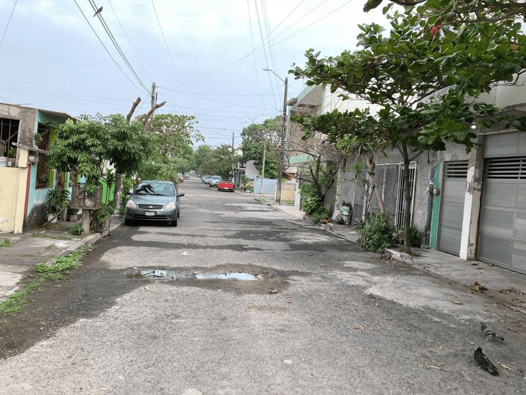 Vecinos del Coyol denuncian fuga de agua en avenida Popocatépetl