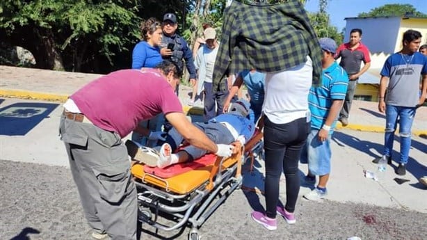 Motociclista se impacta contra automóvil en Paso de Ovejas y termina en hospital