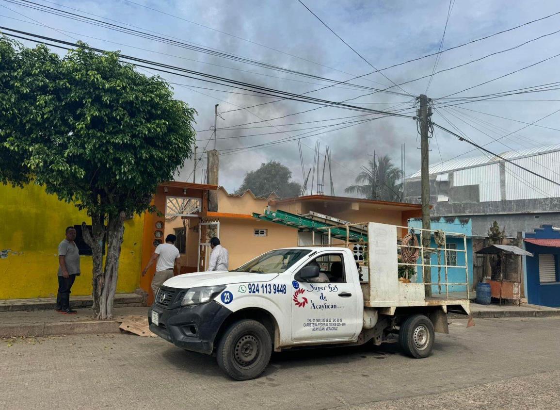 Protección Civil y Bomberos atiende fuga de gas en Acayucan