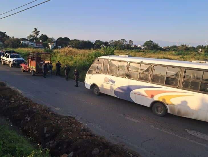 Hombre pierde la vida tras el impacto entre un autobús  y una camioneta en Martínez de la Torre