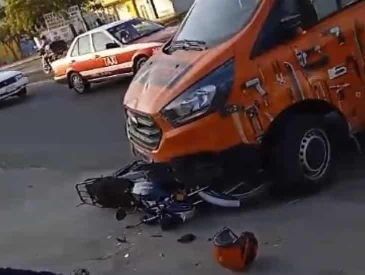 Choca camioneta contra pareja en moto en Tierra Blanca