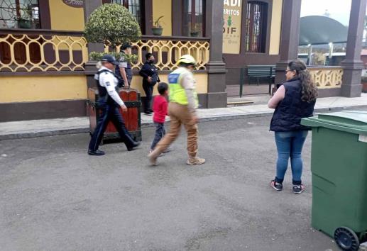 Rescatan a niño olvidado por su abuelita en mercado de Orizaba