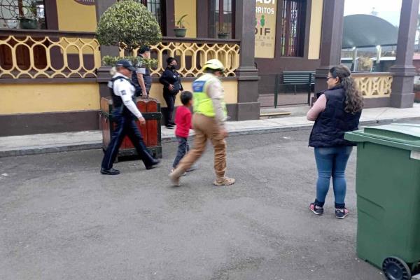 Rescatan a niño olvidado por su abuelita en mercado de Orizaba