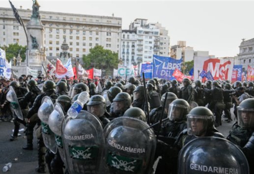 AMLO lamenta represión policial en Argentina
