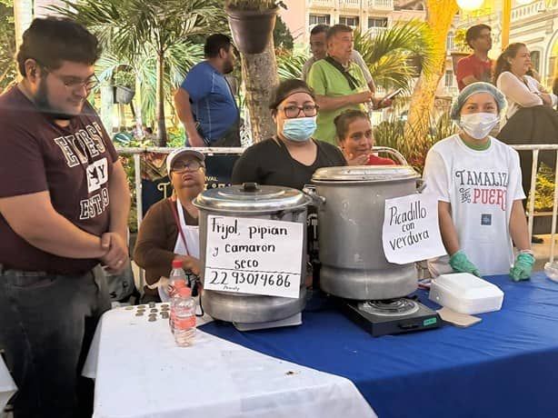Realizan tamaliza en el Zócalo de Veracruz