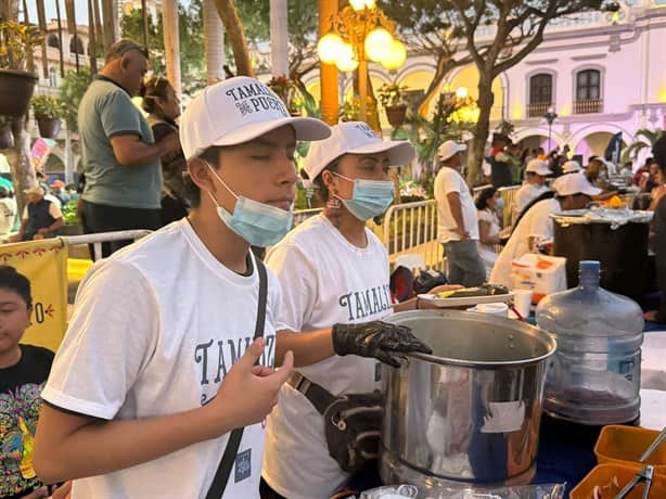 Realizan tamaliza en el Zócalo de Veracruz