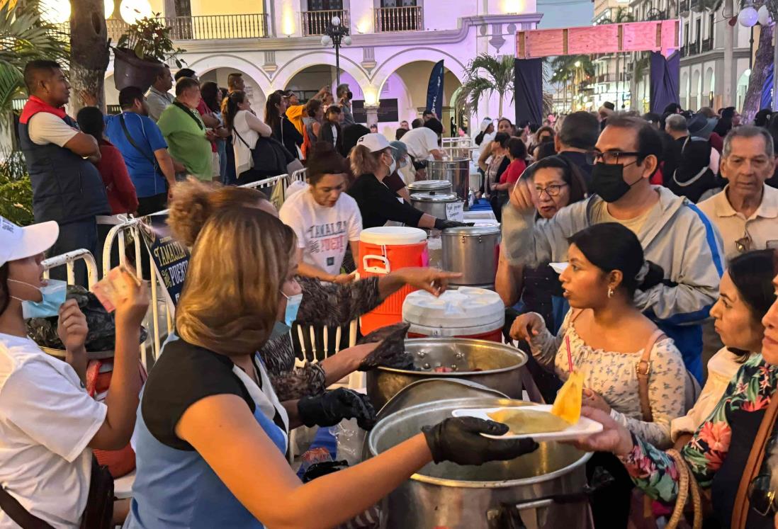 Realizan tamaliza en el Zócalo de Veracruz
