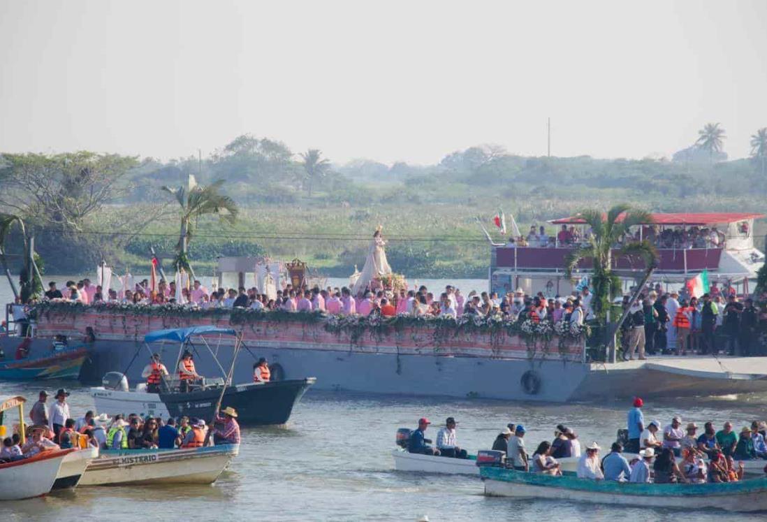 Pasean a la Virgen de la Candelaria por el Río Papaloapan, en Tlacotalpan