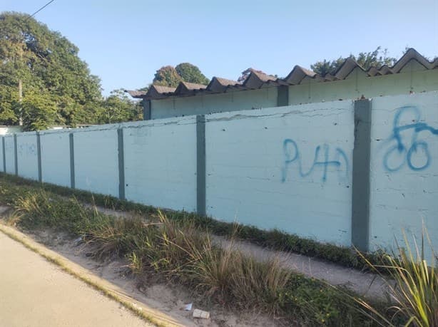 Vandalizan instalaciones de dos escuelas en Moloacán