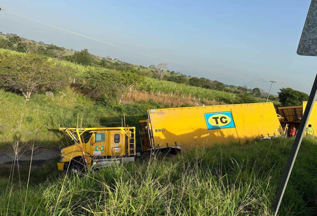 Conductor de tráiler se queda dormido y sale de la carretera en Cardel