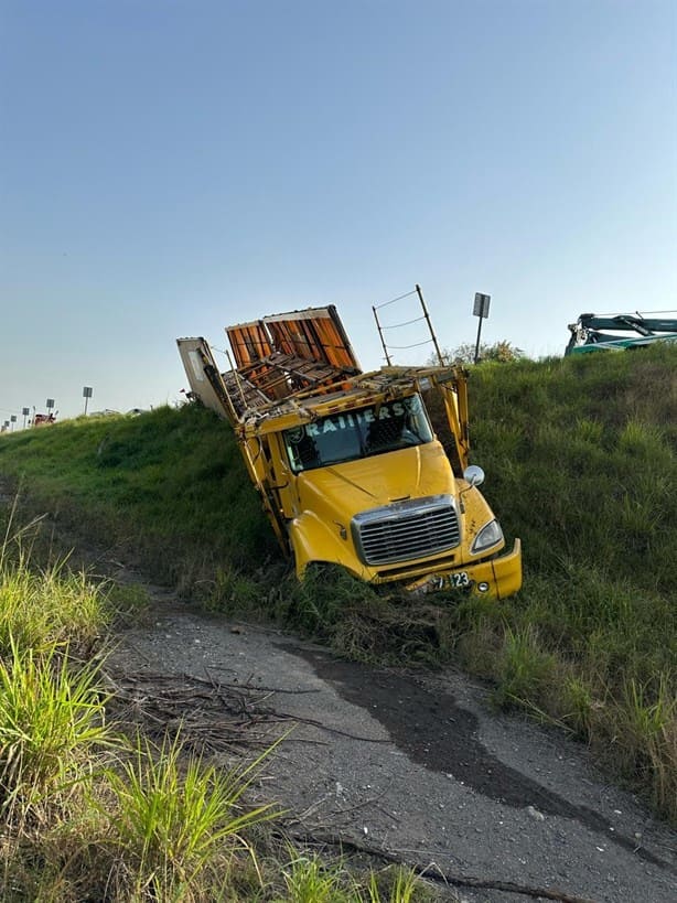 Conductor de tráiler se queda dormido y sale de la carretera en Cardel