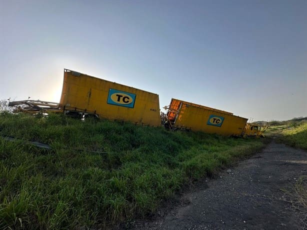Conductor de tráiler se queda dormido y sale de la carretera en Cardel