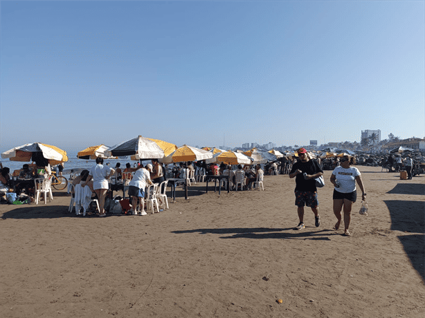 Numerosa familia poblana disfruta de la playa de Veracruz