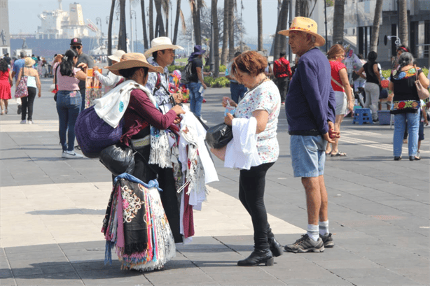 Artesanos del malecón de Veracruz esperan repunte por alta afluencia turística