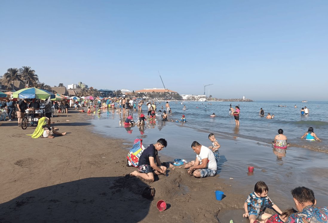 Numerosa familia poblana disfruta de la playa de Veracruz