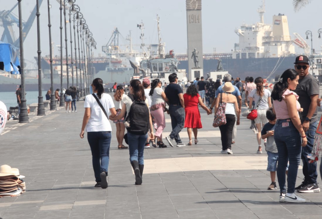 Artesanos del malecón de Veracruz esperan repunte por alta afluencia turística