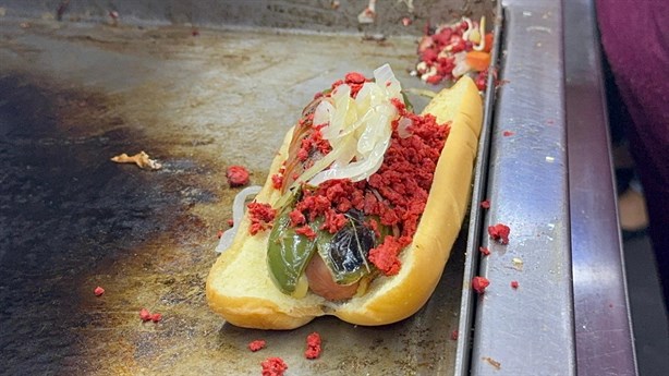 ¿Tradicional o Monster? Así son los famosos hot dogs del Malecón de Veracruz | VIDEO