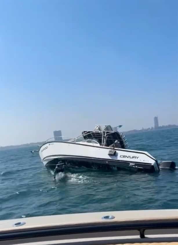 ¡Se hunde lancha en playa de Veracruz! Así fue el angustiante momento (+Video)