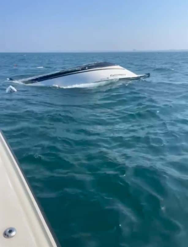 ¡Se hunde lancha en playa de Veracruz! Así fue el angustiante momento (+Video)