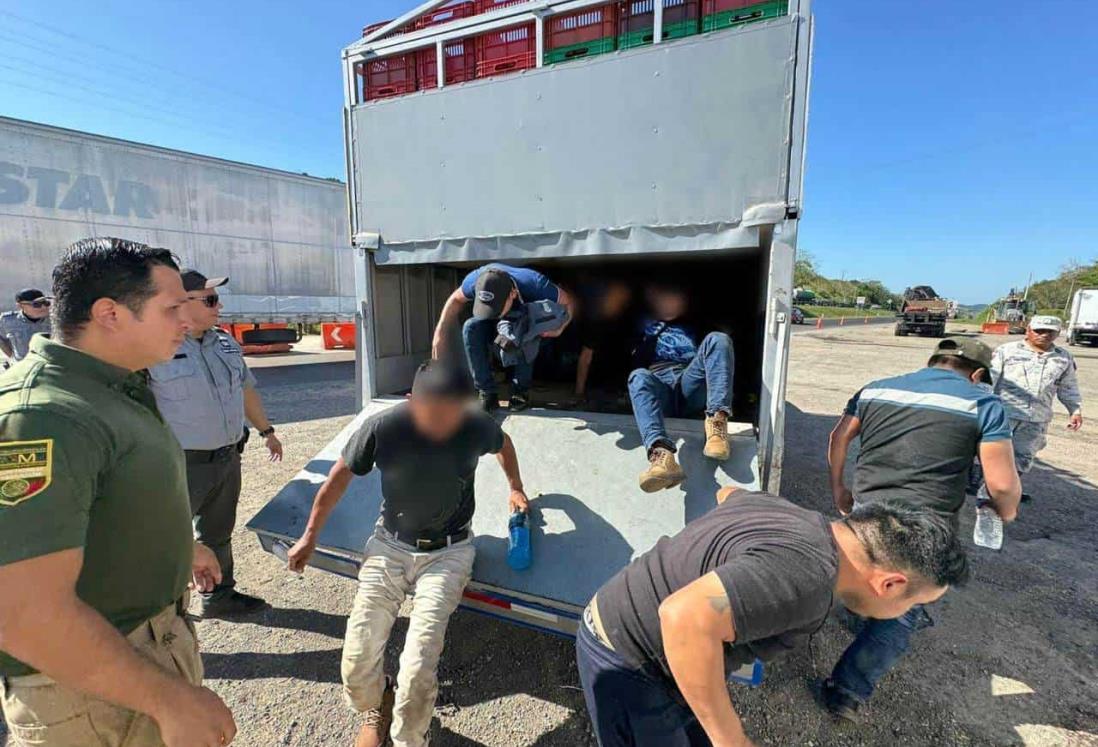 Así venían ocultos 62 migrantes en dos camionetas en carretera de Veracruz | FOTOS