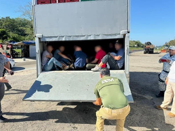 Así venían ocultos 62 migrantes en dos camionetas en carretera de Veracruz | FOTOS