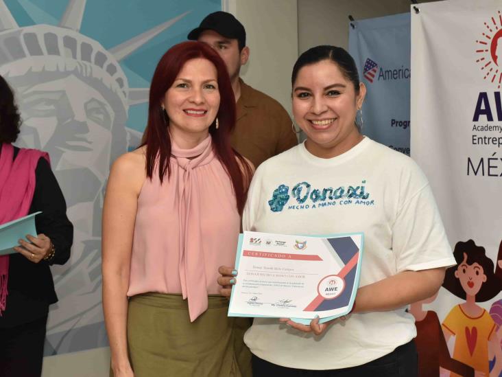Llevan a cabo graduación de emprendedoras del programa AWE México