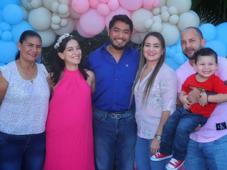 Alan y Gema Luna de Romero protagonizan gender reveal