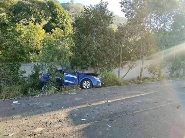 Camioneta con trabajadores se impacta con un automóvil en Totutla, hay una víctima fatal