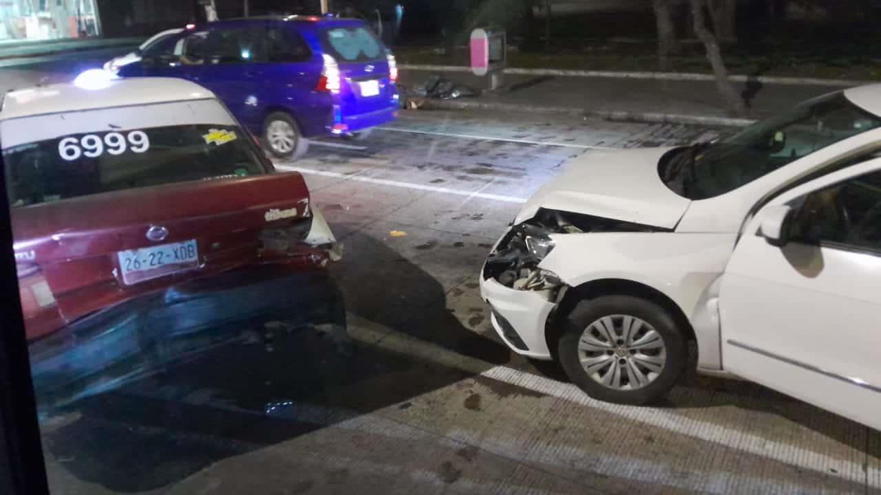 Un automóvil y un taxi se impactan en el puerto de Veracruz