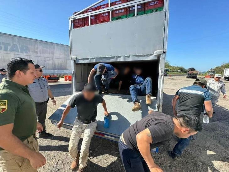 Aseguran a 64 migrantes en camionetas de Nuevo Teapa ¡simulaban transporte de mercancía!