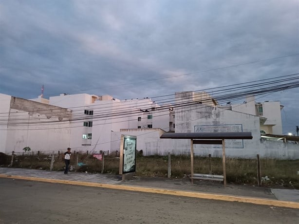 Alertan por cables colgando en Jardines del Virginia, en Boca del Río