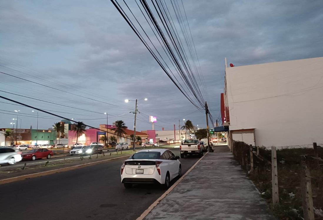 Alertan por cables colgando en Jardines del Virginia, en Boca del Río