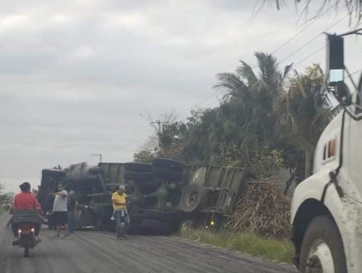 Un camión cañero se voltea en Tlalixcoyan