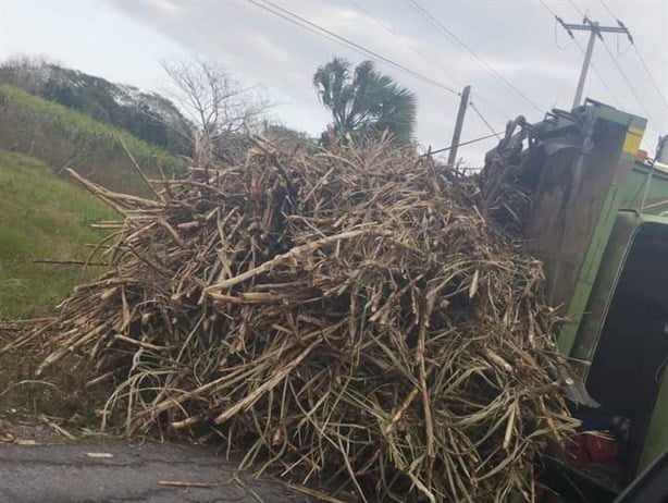 Un camión cañero se voltea en Tlalixcoyan