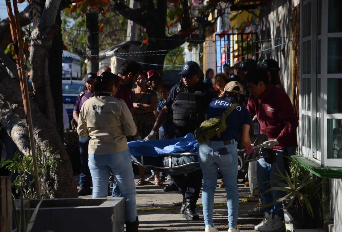 Fontanero se electrocuta y cae de la azotea de una casa en Veracruz | VIDEO