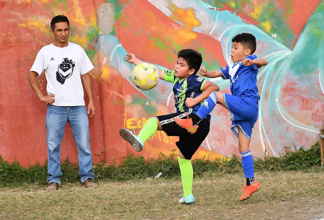 Rueda el balón en la J-4 de la Súper Liga Infantil