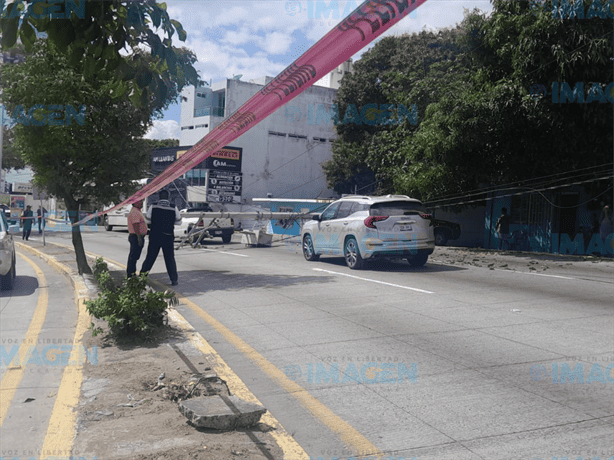 Poste de luz cae encima de camioneta sobre bulevar Miguel Alemán en Boca del Río | VIDEO