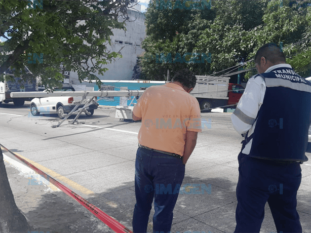 Poste de luz cae encima de camioneta sobre bulevar Miguel Alemán en Boca del Río | VIDEO