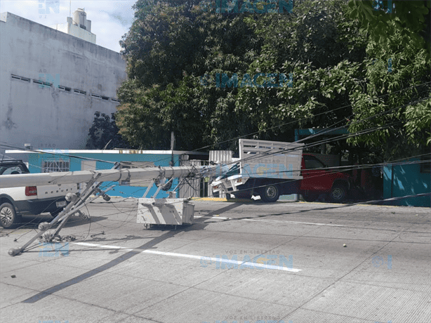 Poste de luz cae encima de camioneta sobre bulevar Miguel Alemán en Boca del Río | VIDEO