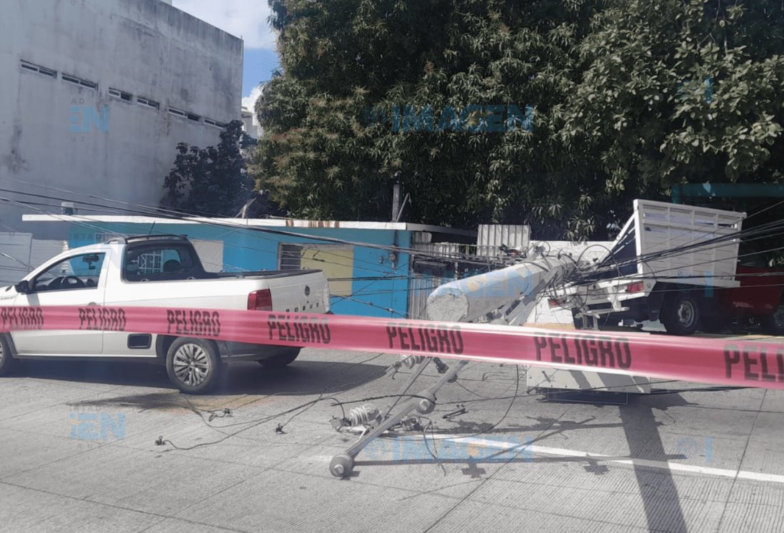 Poste de luz cae encima de camioneta sobre bulevar Miguel Alemán en Boca del Río | VIDEO