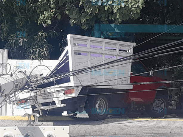 Poste de luz cae encima de camioneta sobre bulevar Miguel Alemán en Boca del Río | VIDEO