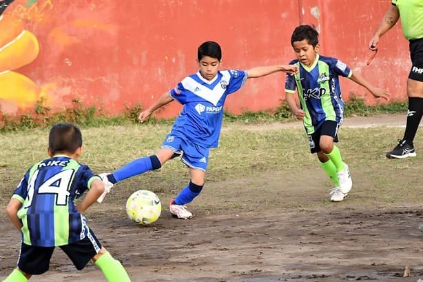 Rueda el balón en la J-4 de la Súper Liga Infantil