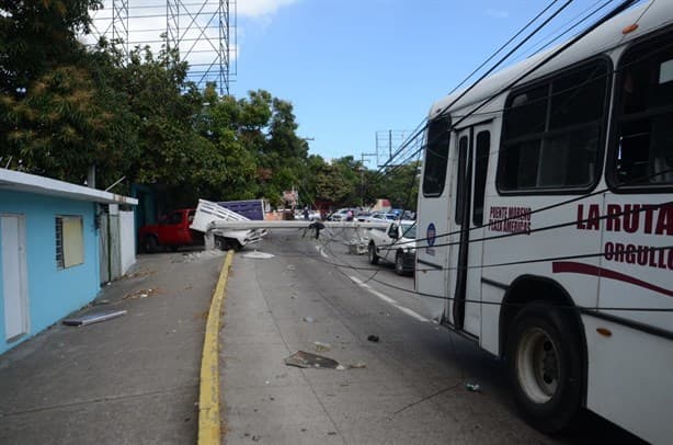 Poste de luz cae encima de camioneta sobre bulevar Miguel Alemán en Boca del Río | VIDEO