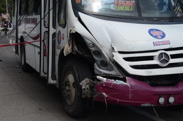 Poste de luz cae encima de camioneta sobre bulevar Miguel Alemán en Boca del Río | VIDEO