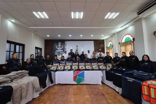 Alcaldesa de Alvarado entrega equipo táctico a Policía Municipal