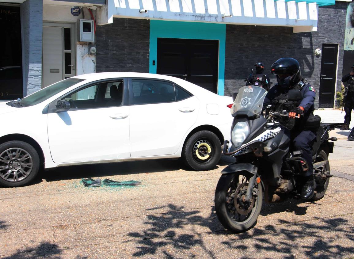 Vandalizan auto para robar equipo de cómputo frente a bar en Coatzacoalcos l VIDEO